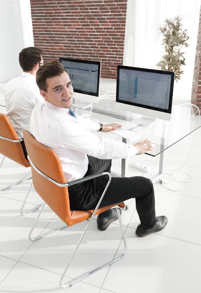 坐在桌子后面的辦公室生活 員工與辦公設備